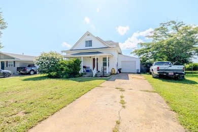 Farmhouse Chic in the Heart of Mannford! This charming 3-bedroom - photo 29