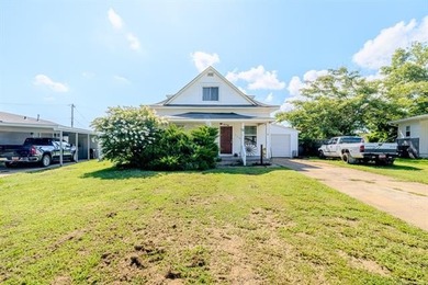 Farmhouse Chic in the Heart of Mannford! This charming 3-bedroom - photo 30