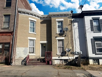 Hudson River Townhome/Townhouse Sale Pending in Newburgh New York