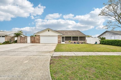 Welcome home to this immaculately maintained all-brick pool home - photo 3