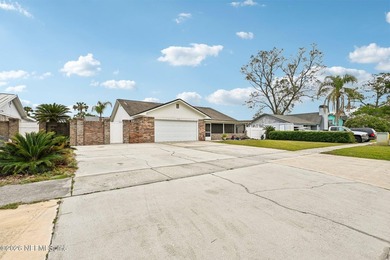 Welcome home to this immaculately maintained all-brick pool home - photo 4