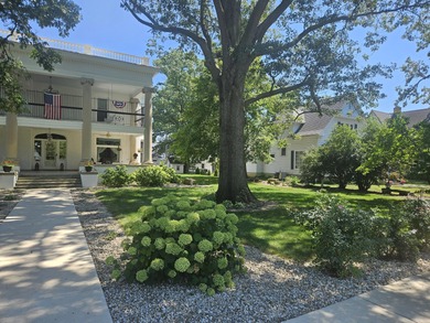 Classic architecture, modern updates, and an unbeatable location - photo 4
