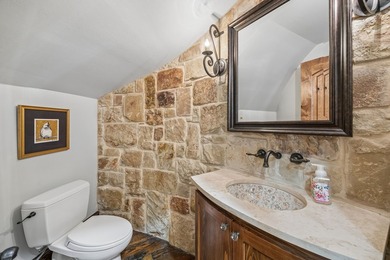 Nestled on a beautifully maintained lot, this stunning residence - photo 26