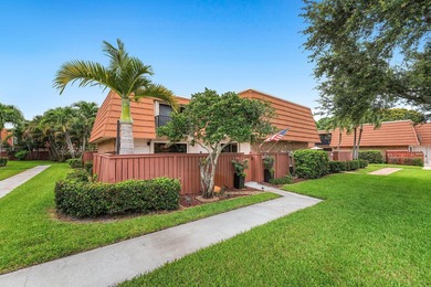 Welcome to Waterford Courtyards! This beautifully updated - photo 3