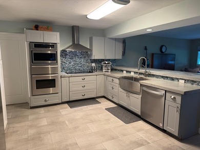 Welcome to this charming 3-bedroom, 2.5-bathroom waterfront - photo 6
