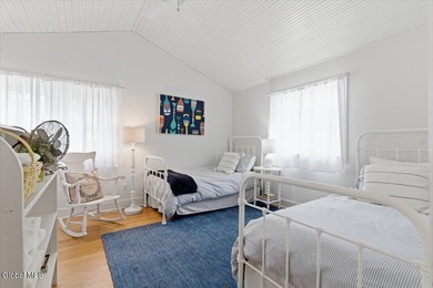 Welcome to this exceptional lakefront retreat in desirable - photo 27