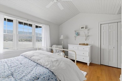 Welcome to this exceptional lakefront retreat in desirable - photo 31