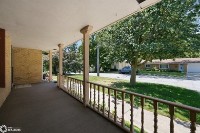 Classic, well-built ranch-style brick home w/ 2-car attached - photo 2