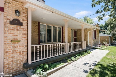 Classic, well-built ranch-style brick home w/ 2-car attached - photo 3