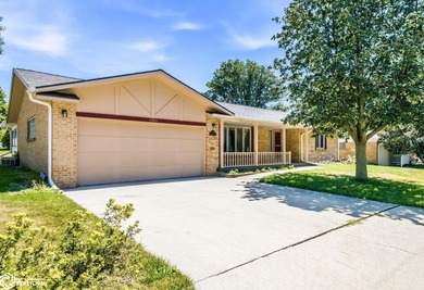 Classic, well-built ranch-style brick home w/ 2-car attached - photo 4