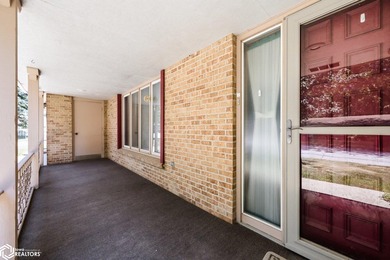 Classic, well-built ranch-style brick home w/ 2-car attached - photo 5
