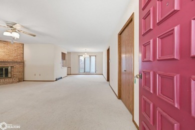 Classic, well-built ranch-style brick home w/ 2-car attached - photo 6