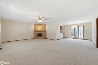 Classic, well-built ranch-style brick home w/ 2-car attached - photo 8