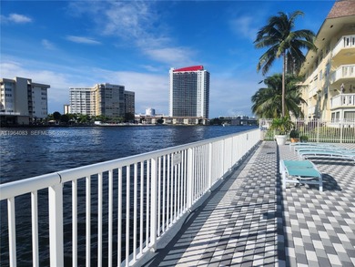 One bedroom One bath Condo steps away from Hallendale Beach