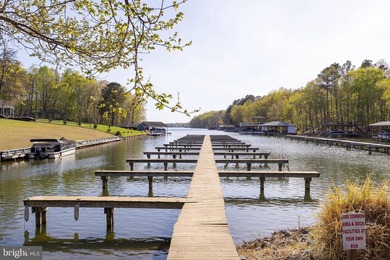 Discover the lake lifestyle at this stunning water-access home - photo 4