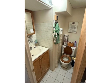 Welcome to this cozy and well-maintained 1-bedroom, 1.5-bathroom - photo 12