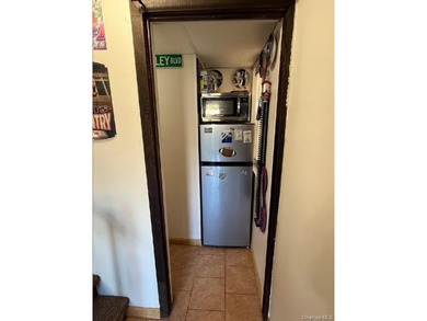 Welcome to this cozy and well-maintained 1-bedroom, 1.5-bathroom - photo 13