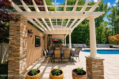 Beautiful and well maintained two family CHC in the heart of SE - photo 17