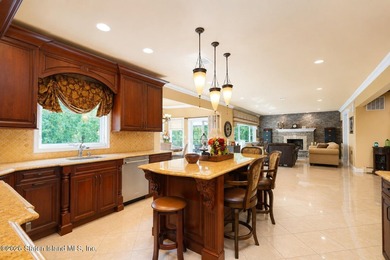 Beautiful and well maintained two family CHC in the heart of SE - photo 29