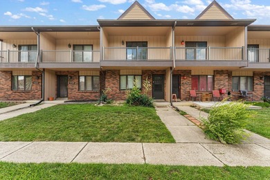 Great value in a prime location! This spacious condo is the - photo 1