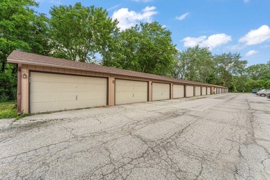 Great value in a prime location! This spacious condo is the - photo 3