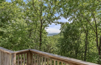 Enjoy lake life in this beautiful 4-bedroom, 3 bath home with a - photo 21