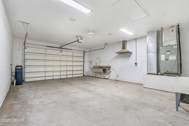 This thoughtfully designed residence combines low-maintenance - photo 47
