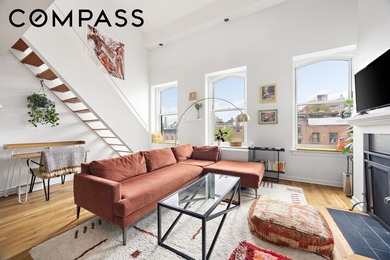 This historic, sunlit 1 bedroom, 1.5 bathroom duplex has - photo 1