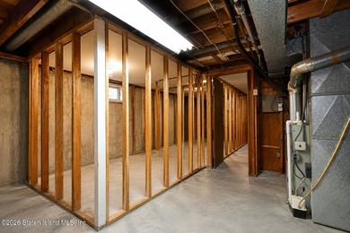 Welcome to 88 East Macon Avenue, a spacious 18-foot-wide - photo 25