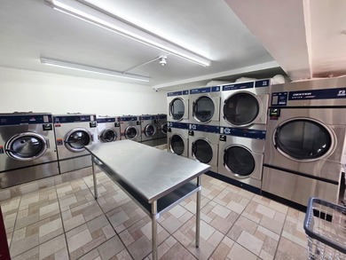 L-shape studio located in the heart of Jamaica Hills. Well - photo 3