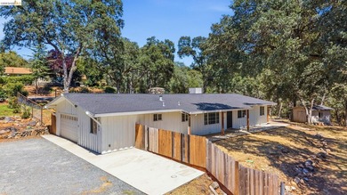 CHARMING SINGLE-LEVEL RANCH HOME ON OVER AN ACRE! Welcome to - photo 1