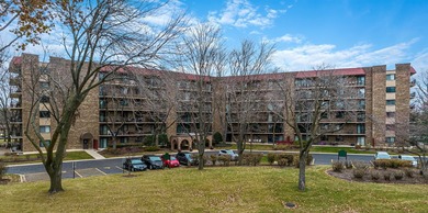(private lake, pond, creek) Condo For Sale in Palatine Illinois