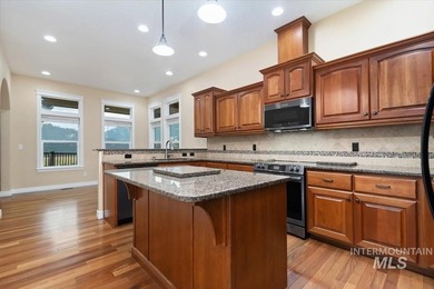 Fantastic Views! This beautiful home offers 3 bedrooms, 3 - photo 13