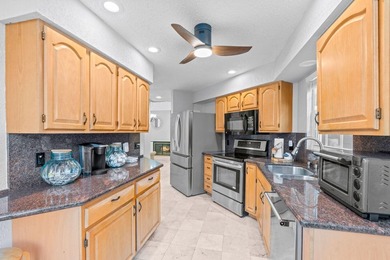 Rarely available cornerunit townhouse in the highly desirable - photo 16