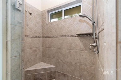 Fantastic Views! This beautiful home offers 3 bedrooms, 3 - photo 21