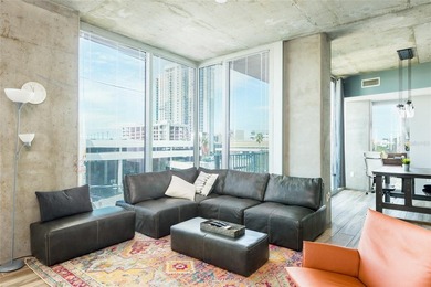 This modern end unit on the 4th floor of Skypoint in downtown - photo 4