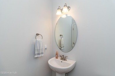 Beautifully maintained and better than new, this stunning - photo 33
