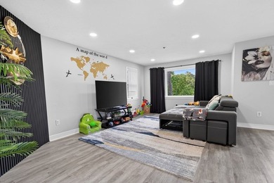 Welcome home to your own paradise! Enjoy a relaxed pond-front - photo 4