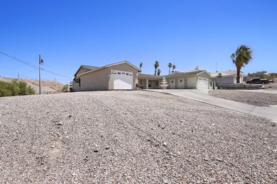 Tucked into a central Lake Havasu location, this truly - photo 2