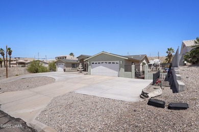 Tucked into a central Lake Havasu location, this truly - photo 3
