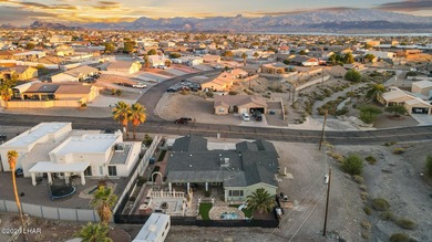 Tucked into a central Lake Havasu location, this truly - photo 5
