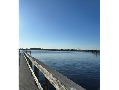 Move-in ready in a riverfront community with low condo fees, a - photo 16
