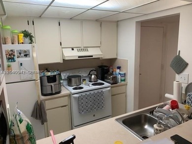 Great corner unit with 2 bedrooms and 2 bathrooms, featuring - photo 3