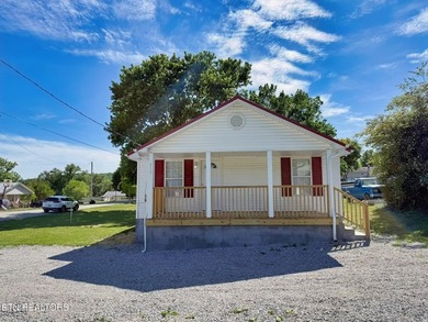 Beautifully remodeled ranch home located in the heart of - photo 1