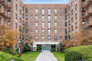 Beautiful 2 Bedroom Unit located on the 1st Floor of Cambridge - photo 1