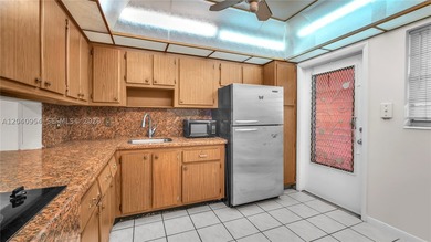 Beautiful 1 bedroom, 1 bath condo located in a desirable 55+ - photo 3