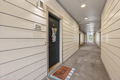 Owners have purchased a new home and are MOTIVATED! Welcome to - photo 2