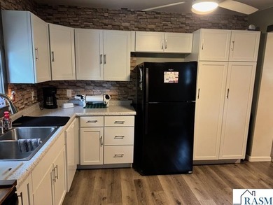 Welcome Home! This tastefully decorated home offers warmth and - photo 5