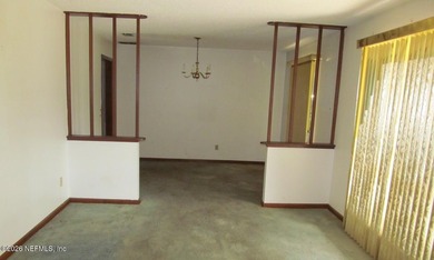 Sleeping Beauty! Tiled floors, stone fireplace, spacious and - photo 3