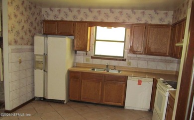 Sleeping Beauty! Tiled floors, stone fireplace, spacious and - photo 4